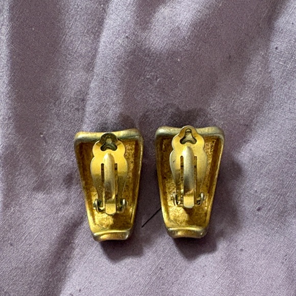 Vintage clip on Black and Gold Earrings - Picture 2 of 2